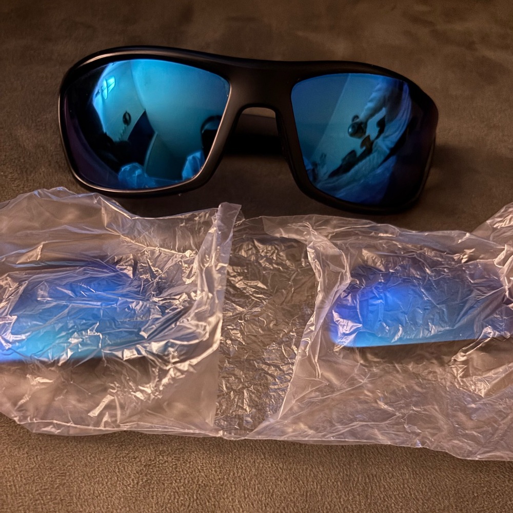 Unsinkable Polarized Bulkhead 
Frame Color: Abyss
Polarized Lens: Blue Mirror